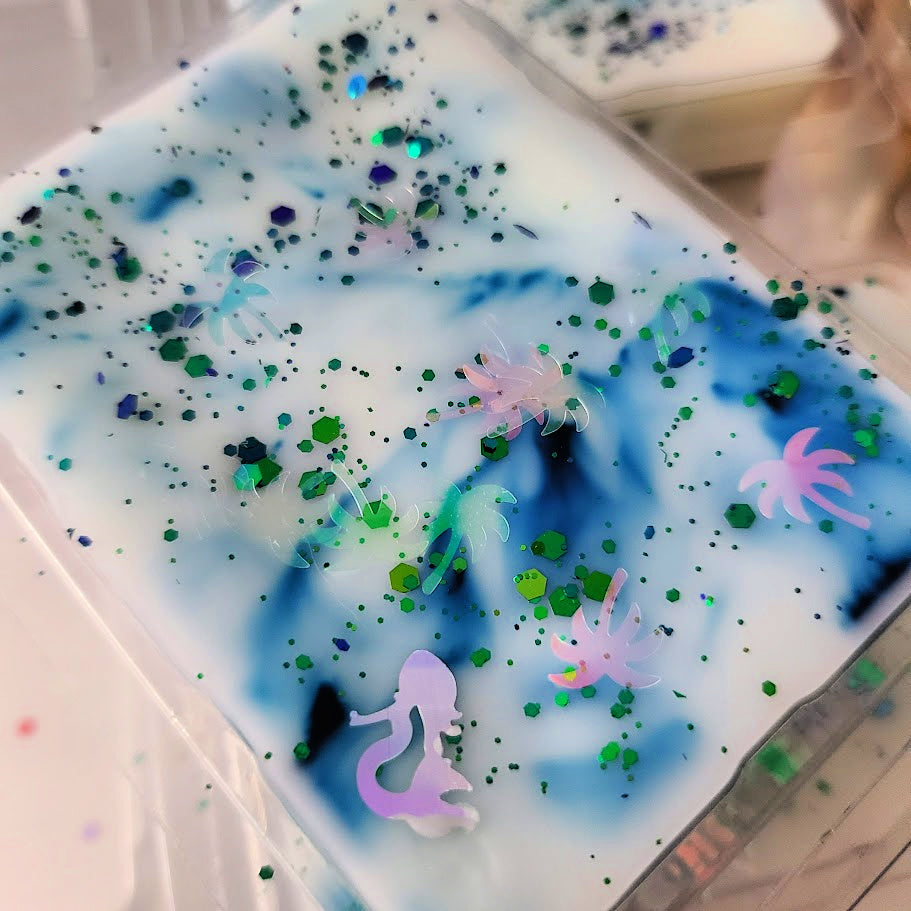 Tipsy Mermaid Clamshell (blue hawaiian + pina colada)
