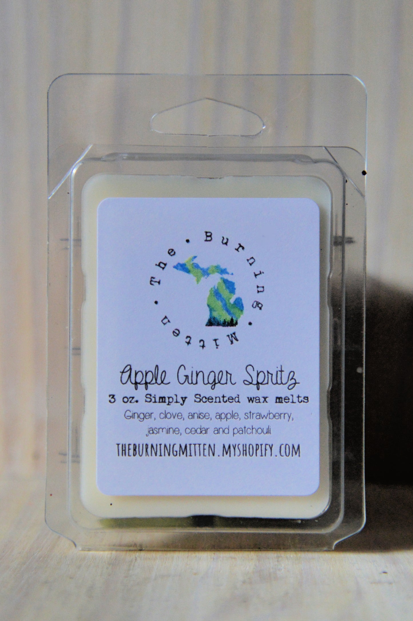 Apple Ginger Spritz Simply Scented Clamshell (ginger, clove, anise, apple, strawberry, jasmine, cedar and patchouli)