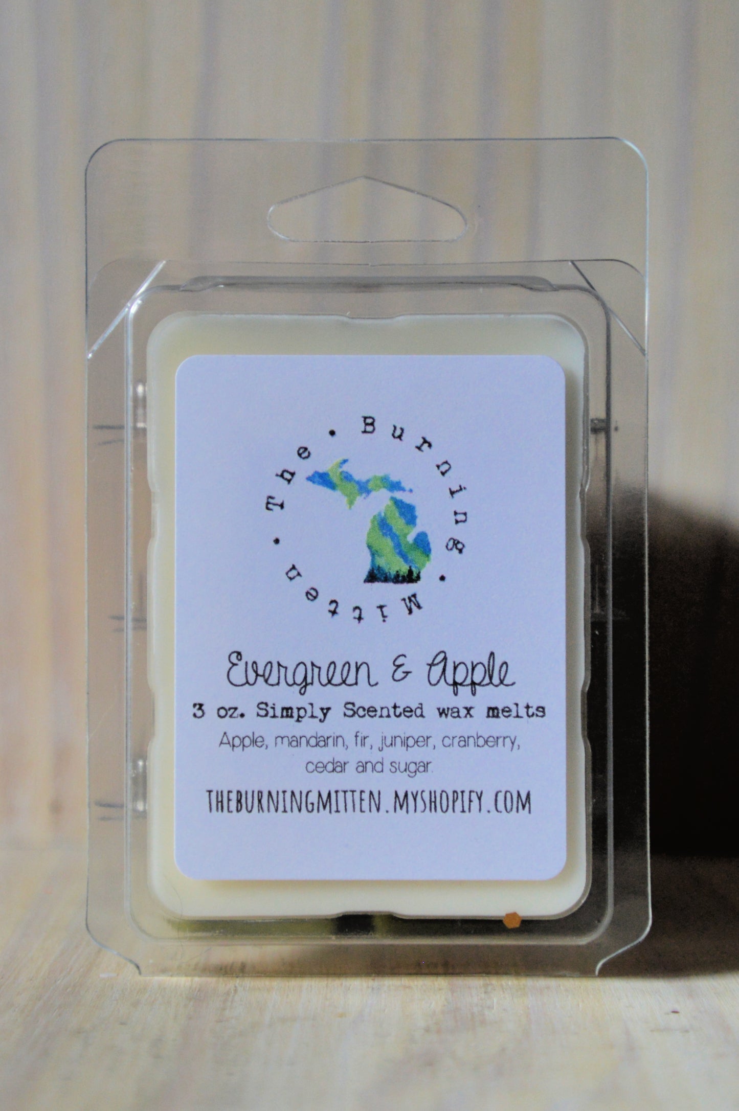 Evergreen & Apple Simply Scented Clamshell (apple, mandarin, fir, juniper, cranberry, cedar and sugar)