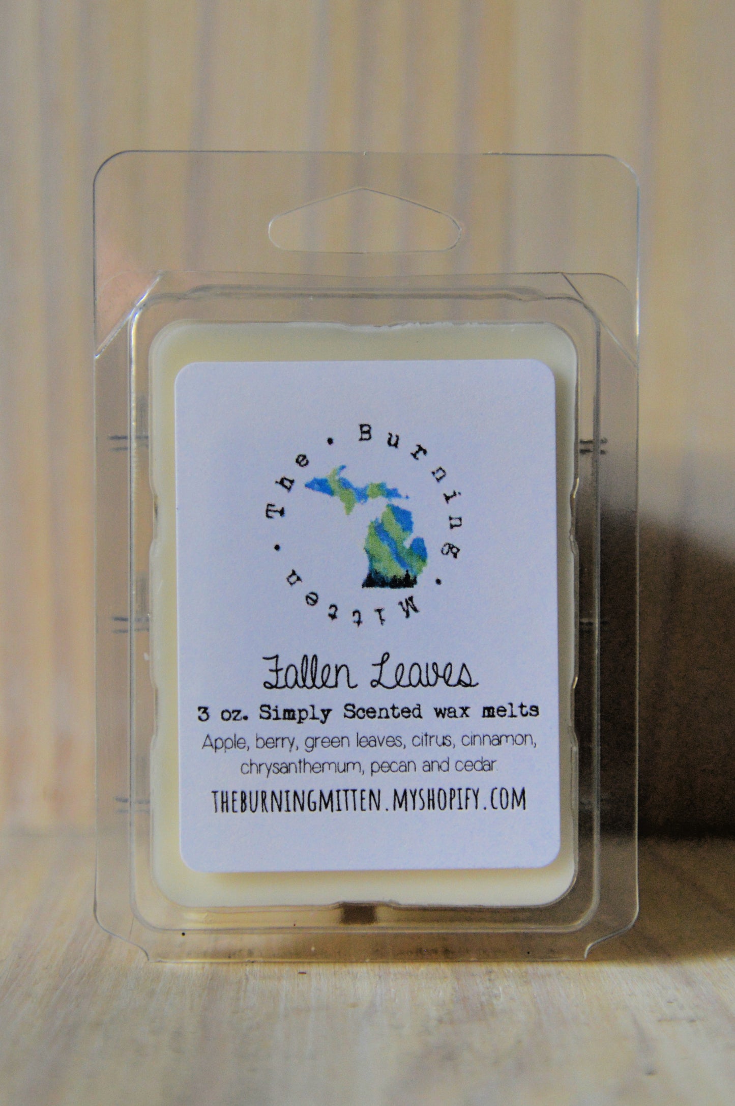 Fallen Leaves Simply Scented Clamshell (apple, berry, green leaves, citrus, cinnamon, chrysanthemum, pecan and cedar)