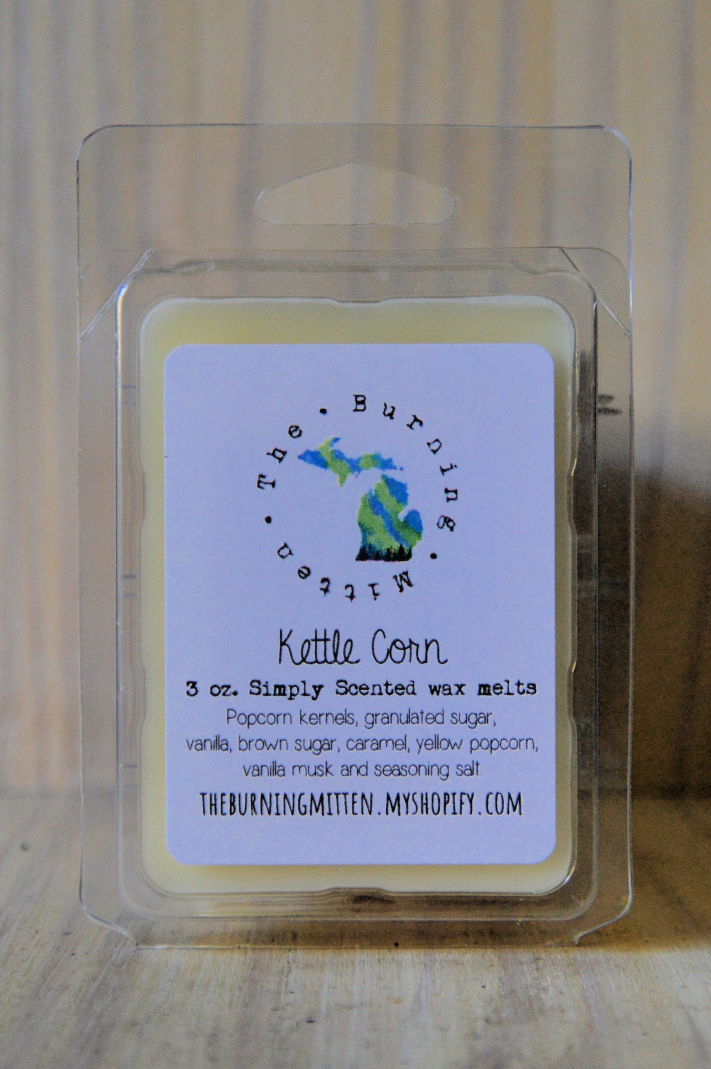 Kettle Corn Simply Scented Clamshell (popcorn kernels, granulated sugar, vanilla, brown sugar, caramel, yellow popcorn, vanilla musk and seasoning salt)