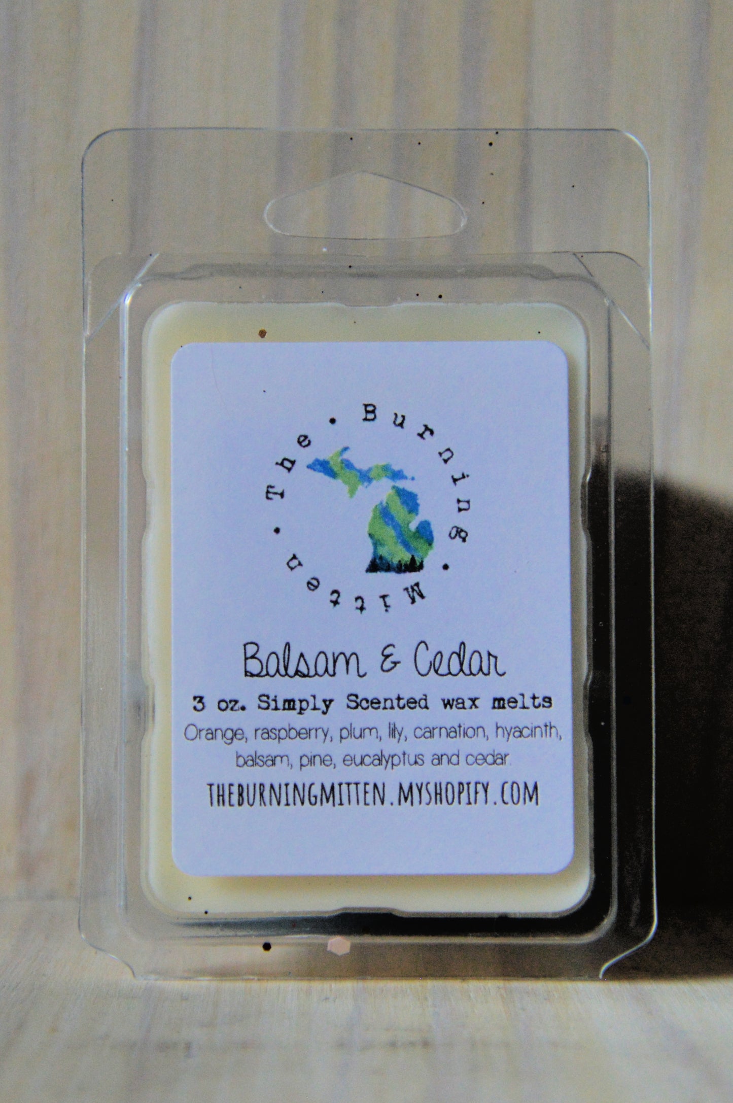 Balsam & Cedar Simply Scented Clamshell (orange, raspberry, plum, lily, carnation, hyacinth, balsam, pine, eucalyptus and cedar)