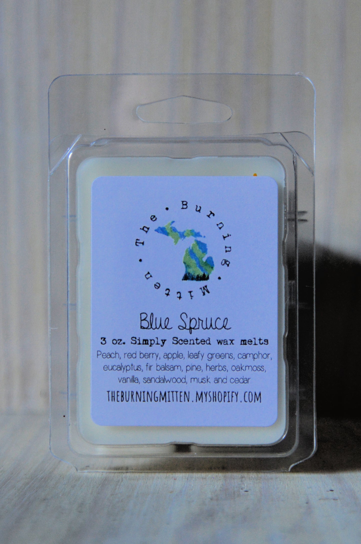 Blue Spruce Simply Scented Clamshell (peach, red berry, apple, leafy greens, camphor, eucalyptus, fir balsam, pine, herbs, oakmoss, vanilla, sandalwood, musk and cedar)