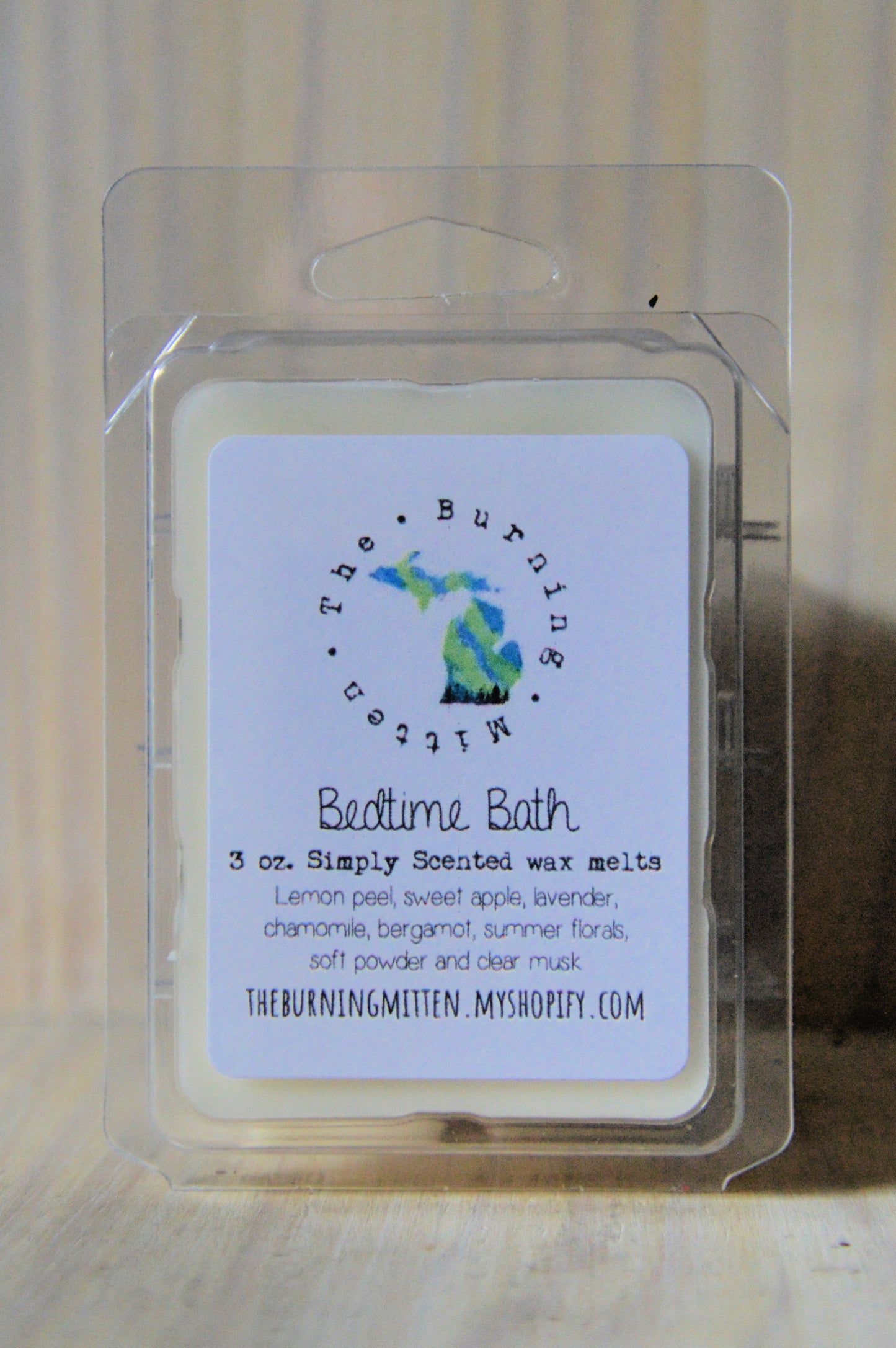 Bedtime Bath Simply Scented Clamshell (lemon peel, sweet apple, lavender, chamomile, bergamot, summer florals, soft powder and clear musk)