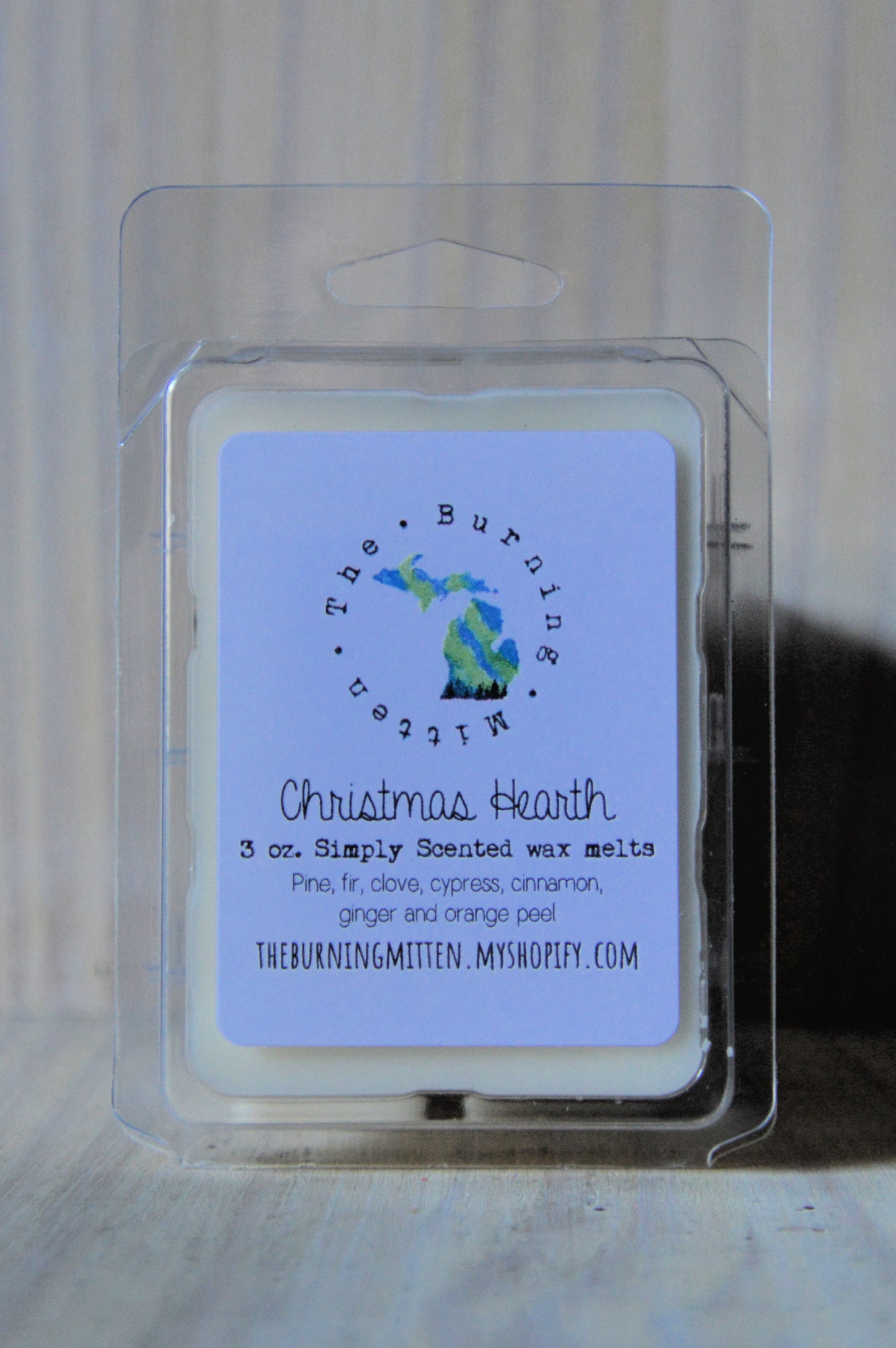 Christmas Hearth Simply Scented Clamshell (pine, fir, clove, cypress, cinnamon, ginger and orange peel)