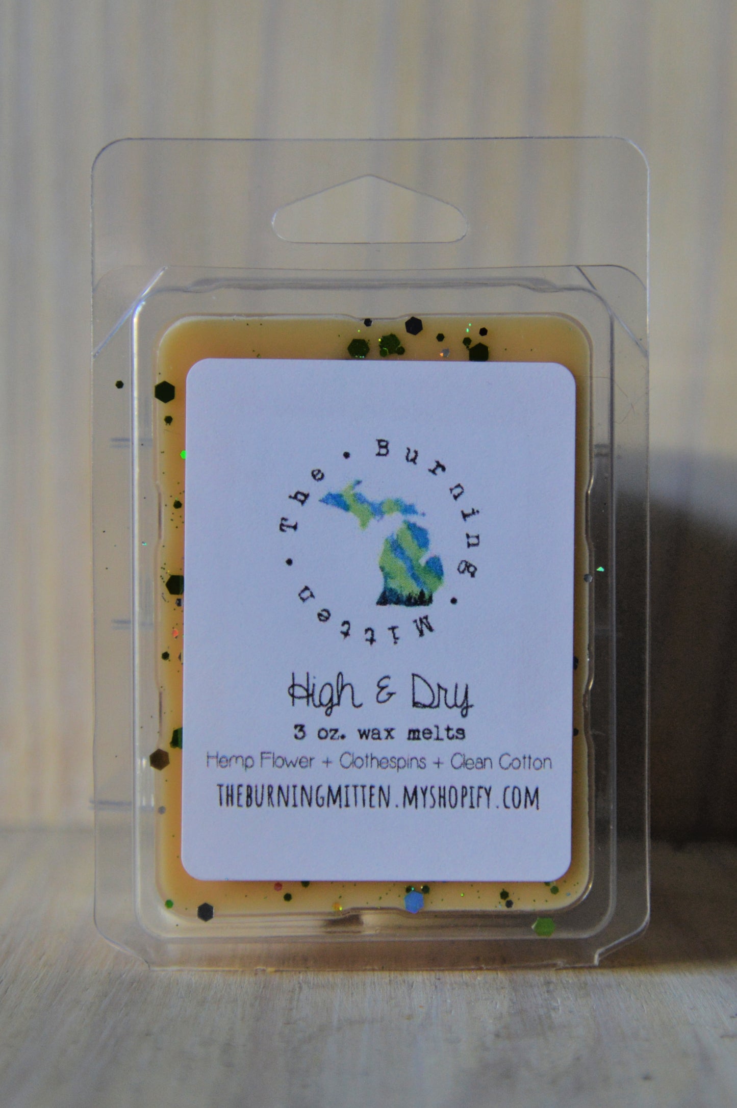 High & Dry Clamshell (hemp flower + clothespins + clean cotton)