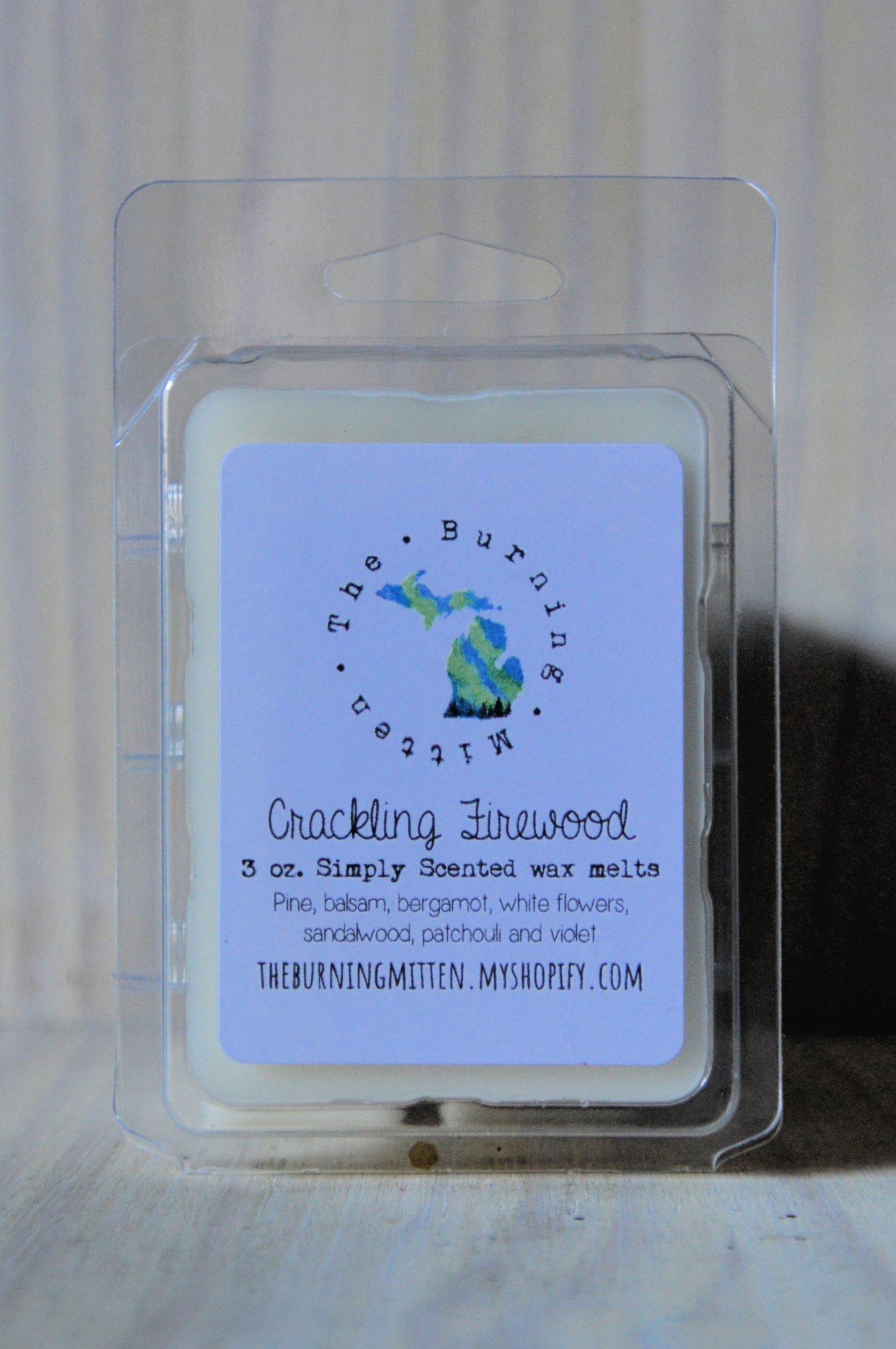 Crackling Firewood Simply Scented Clamshell (pine, balsam, bergamot, white flowers, sandalwood, patchouli and violet)
