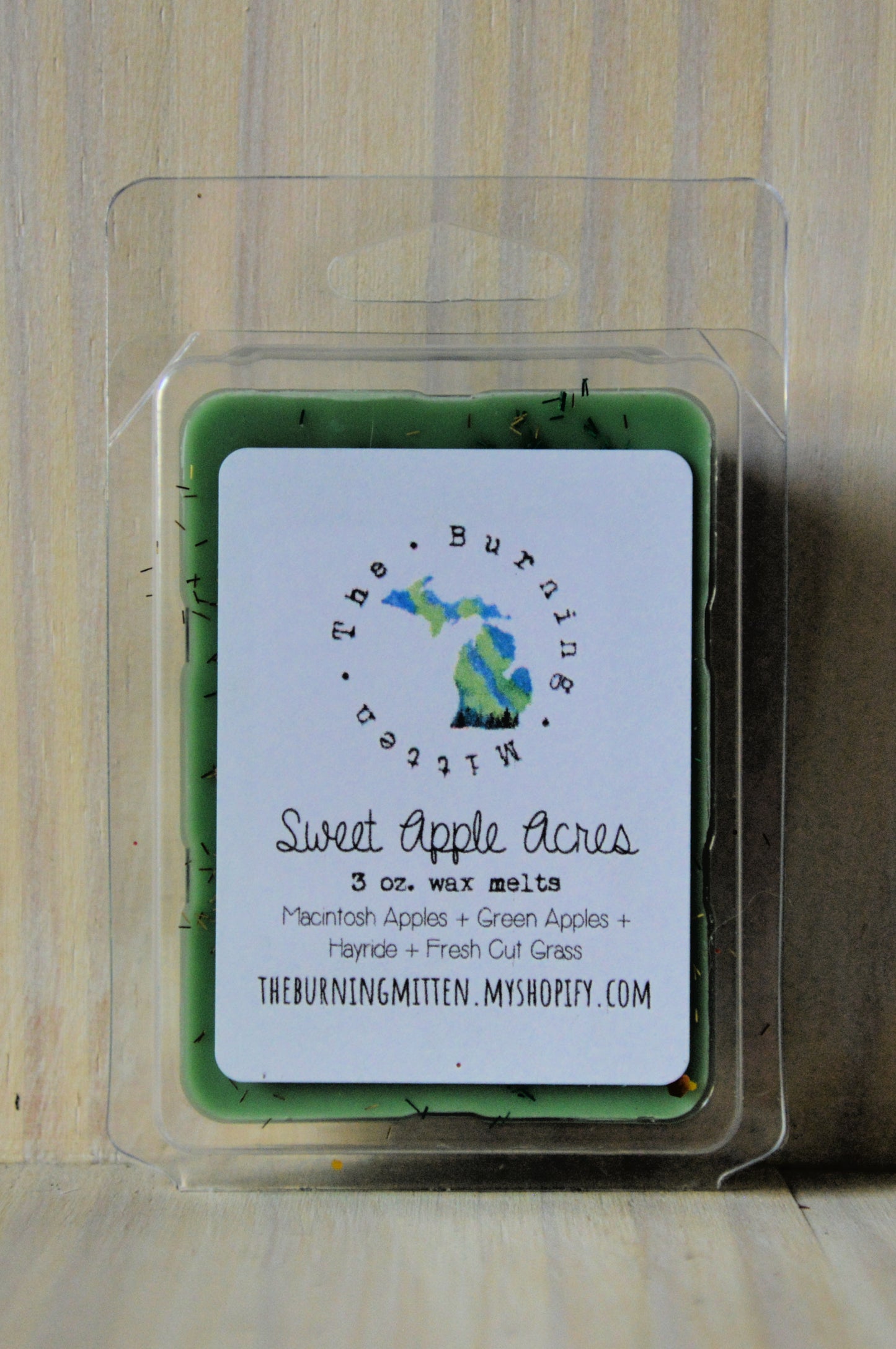 Sweet Apple Acres Clamshell (macintosh apples + green apples + hayride + fresh cut grass)
