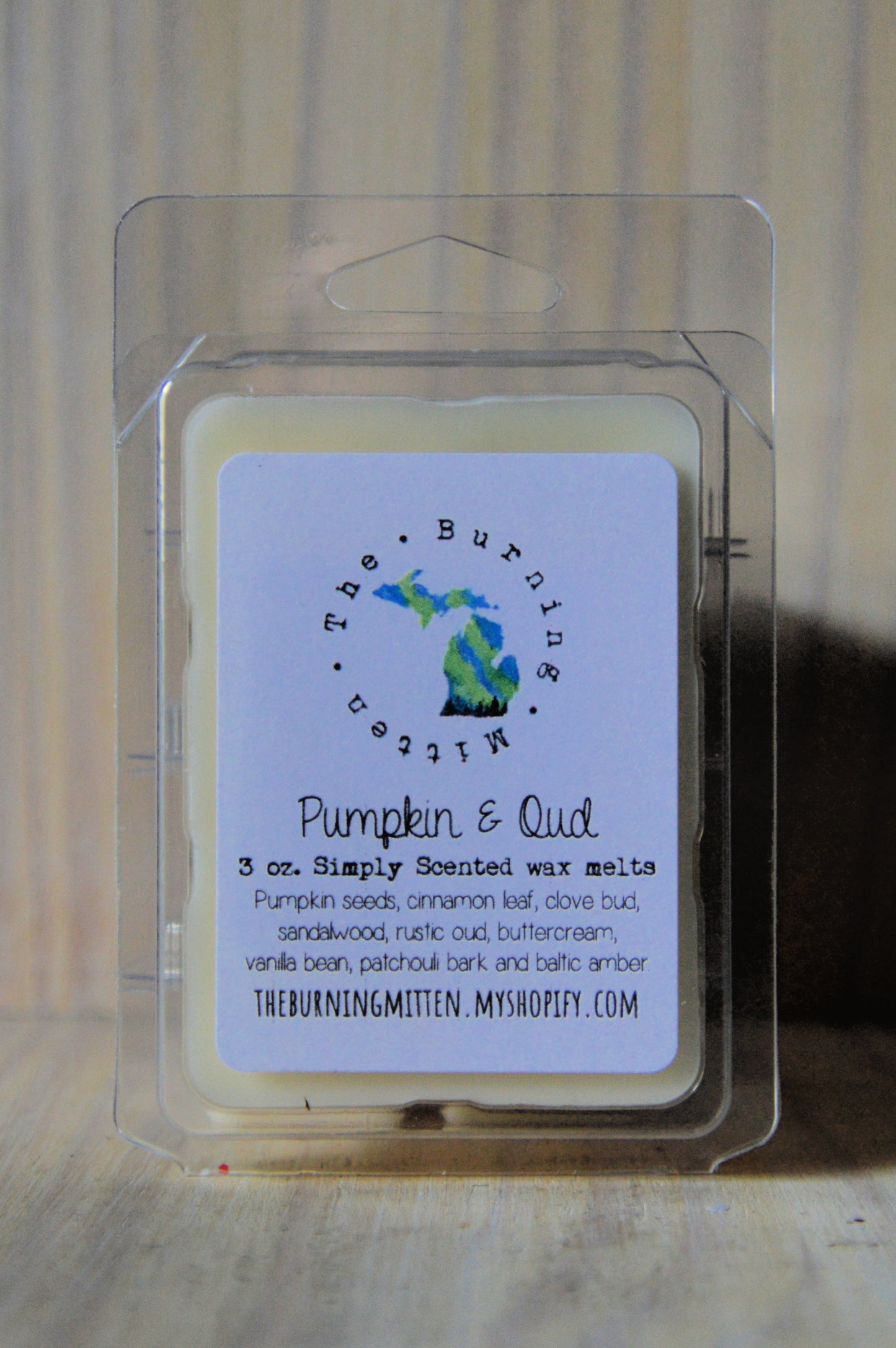 Pumpkin & Oud Simply Scented Clamshell (pumpkin seeds, cinnamon leaf, clove bud, sandalwood, rustic oud, buttercream, vanilla bean, patchouli bark and Baltic amber)