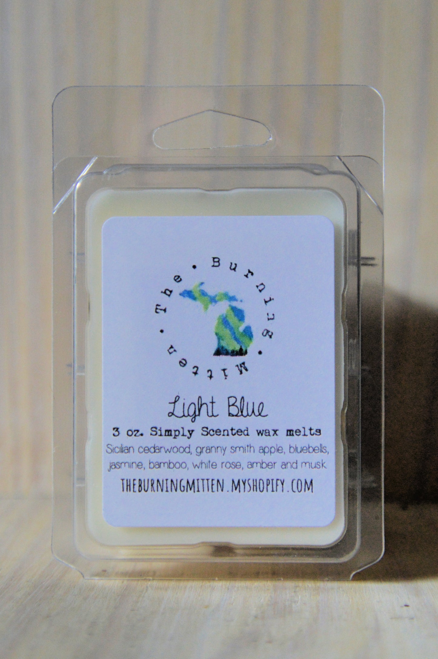 Light Blue Simply Scented Clamshell (Sicilian cedarwood, granny smith apple, bluebells, jasmine, bamboo, white rose, amber and musk)