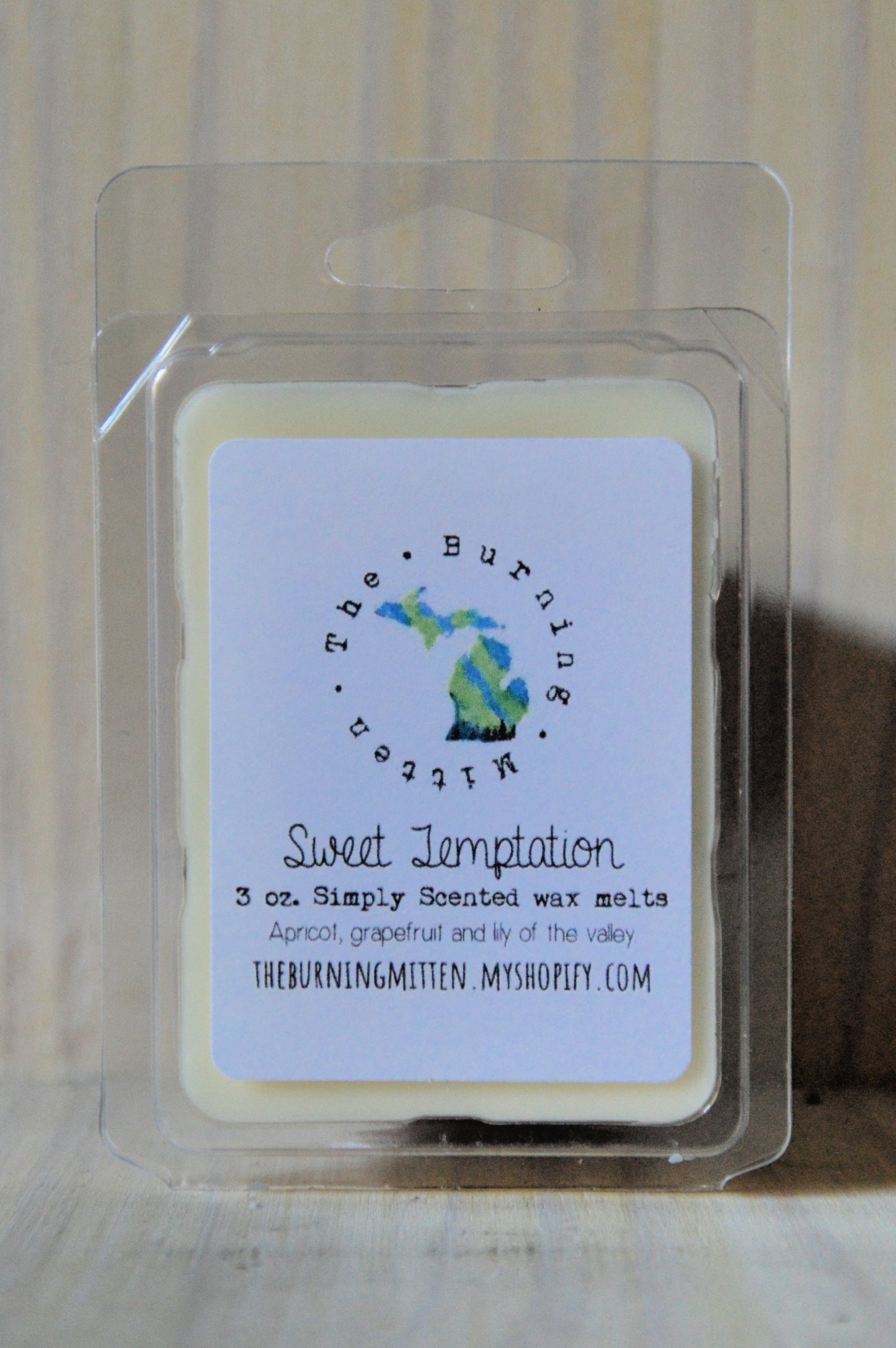 Sweet Temptation Simply Scented Clamshell (apricot, grapefruit and lily of the valley)