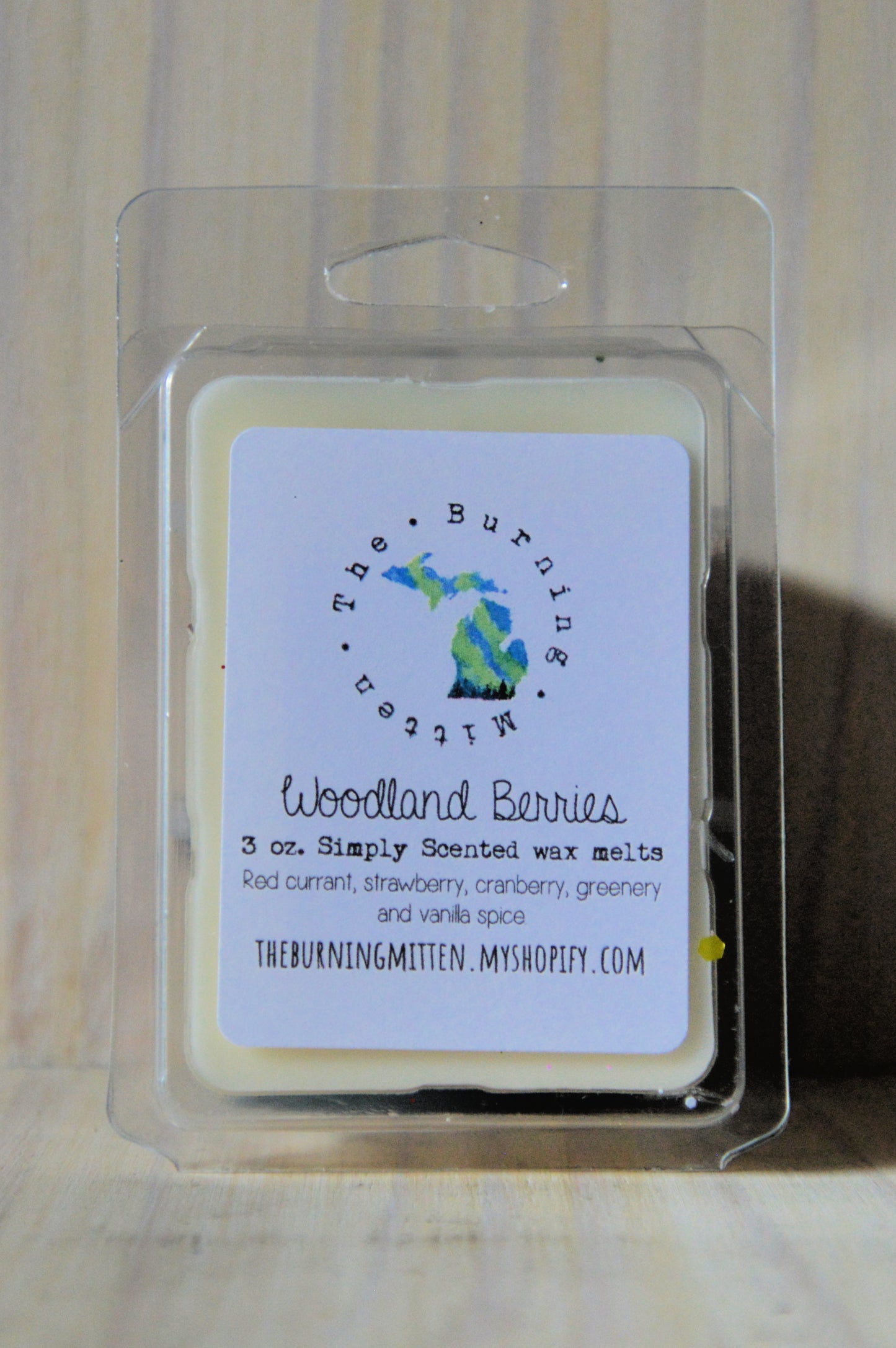 Woodland Berries Simply Scented Clamshell (red currant, strawberry, cranberry, greenery and vanilla spice)