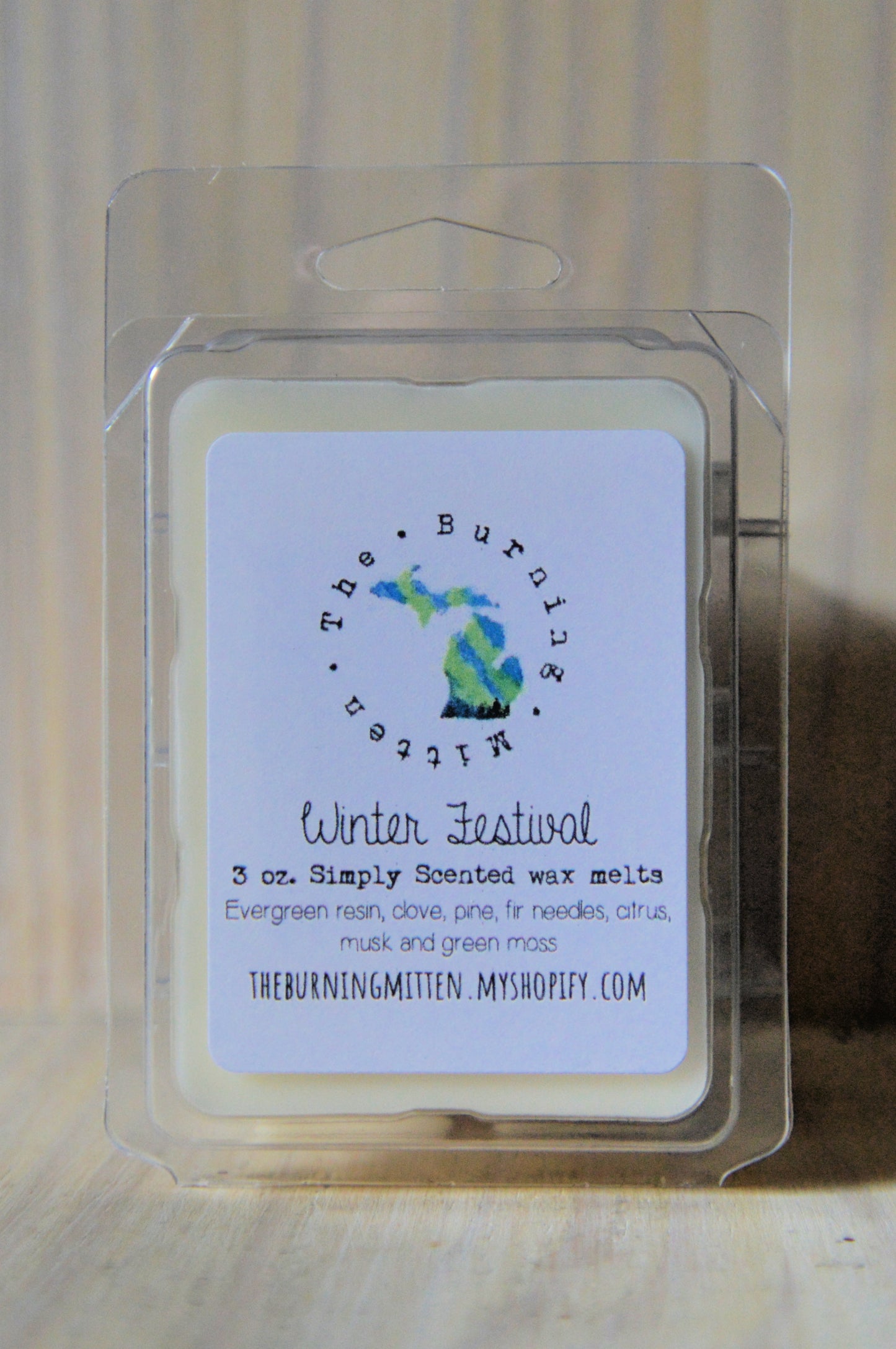 Winter Festival Simply Scented Clamshell (evergreen resin, clove, pine, fir needles, citrus, musk and green moss)