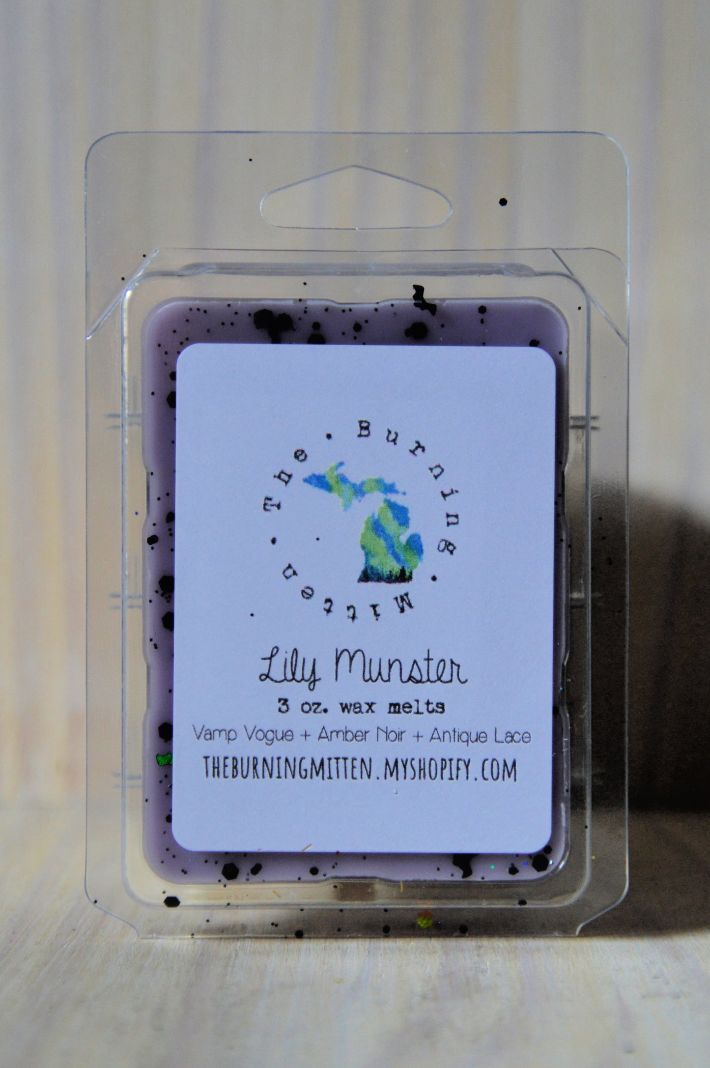 Lily Munster Clamshell (vamp vogue + amber noir + antique lace)