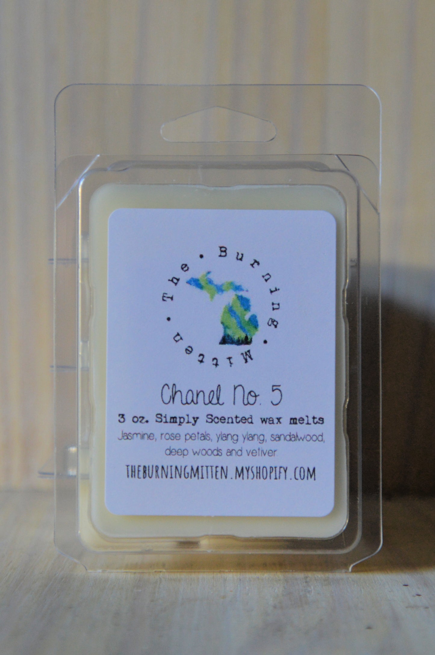 Chanel No. 5 Simply Scented Clamshell (jasmine, rose petals, ylang ylang, sandalwood, deep woods and vetiver)