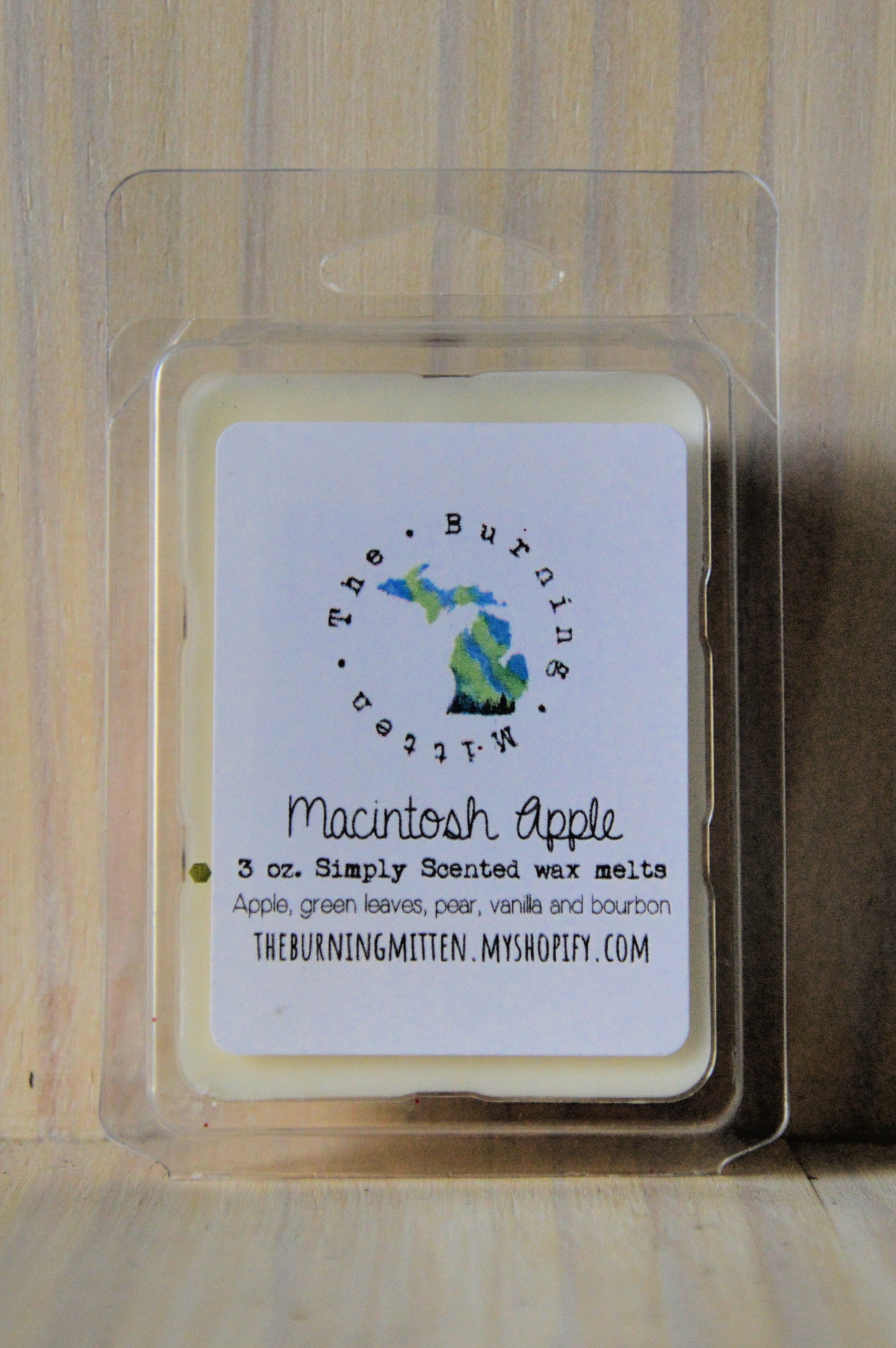Macintosh Apple Simply Scented Clamshell (apple, green leaves, pear, vanilla and bourbon)