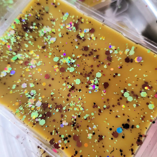 Zombae Clamshell (pistachio macaroon + cinnamon baklava)