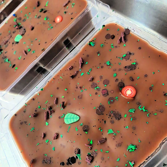 Dirty Hoe Clamshell (garden soil + homegrown herbs + tomato leaf)