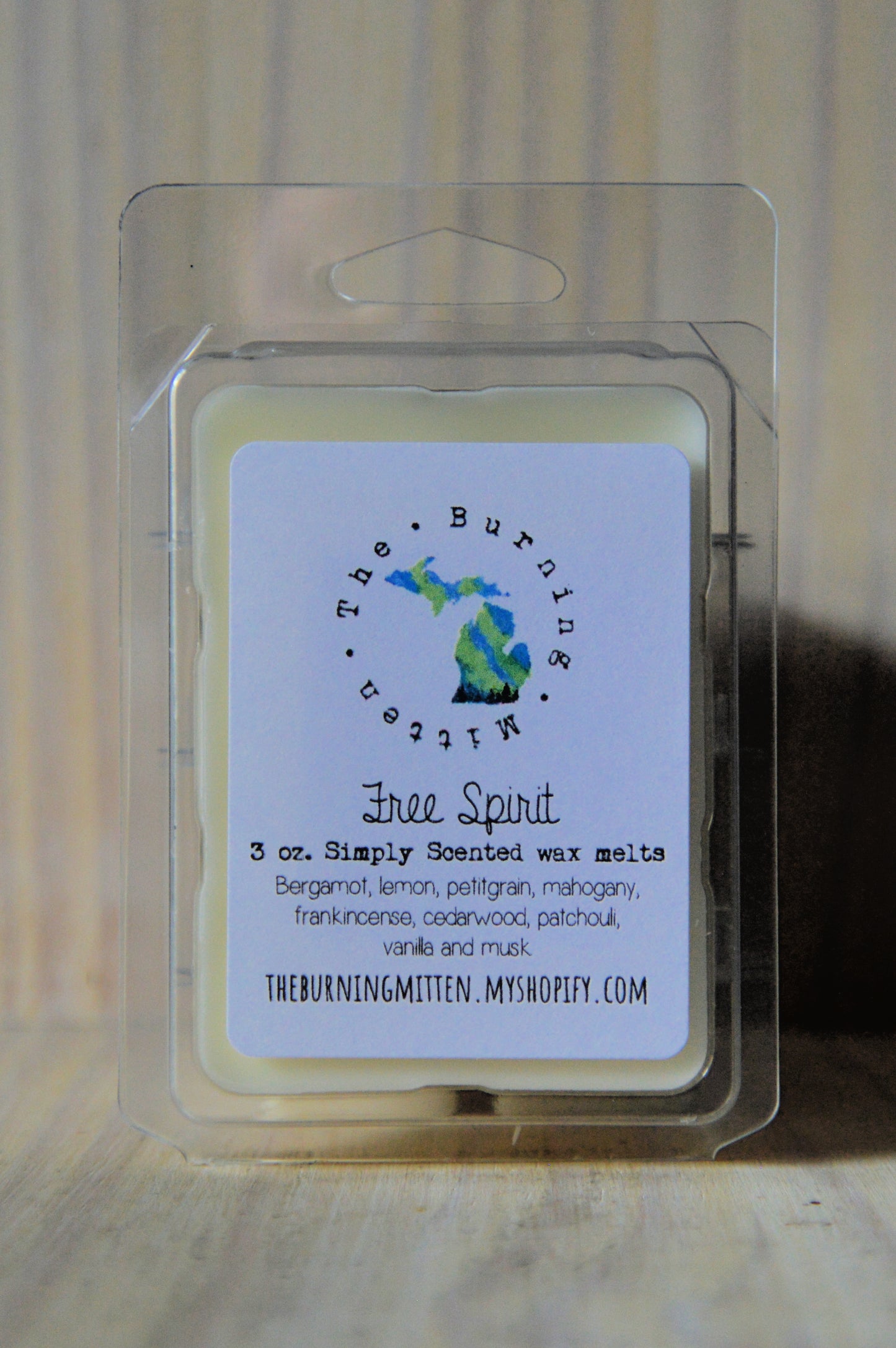 Free Spirit Simply Scented Clamshell (bergamot, lemon, petitgrain, mahogany, frankincense, cedarwood, patchouli, vanilla and musk)