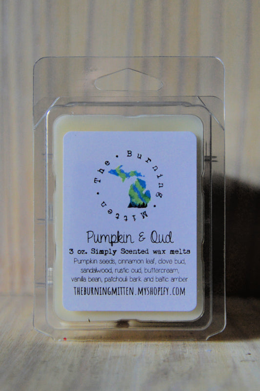 Pumpkin & Oud Simply Scented Clamshell (pumpkin seeds, cinnamon leaf, clove bud, sandalwood, rustic oud, buttercream, vanilla bean, patchouli bark and Baltic amber)