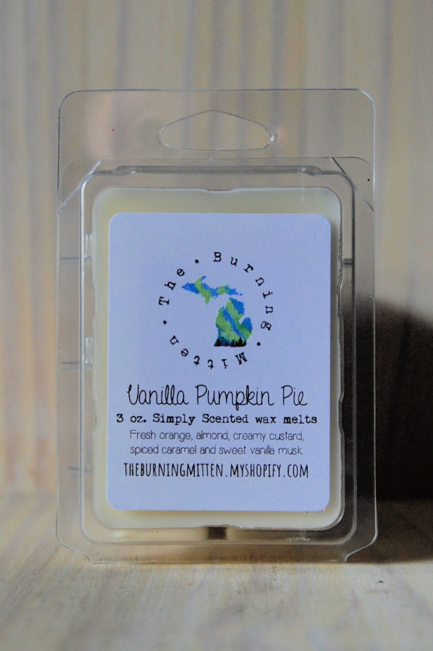 Vanilla Pumpkin Pie Simply Scented Clamshell (fresh orange, almond, creamy custard, spiced caramel and sweet vanilla musk)
