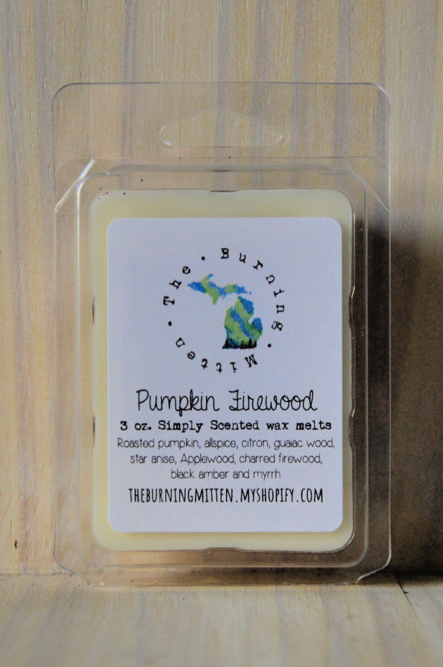 Pumpkin Firewood Simply Scented Clamshell (roasted pumpkin, allspice, citron, guaiac wood, star anise, Applewood, charred firewood, black amber and myrrh)